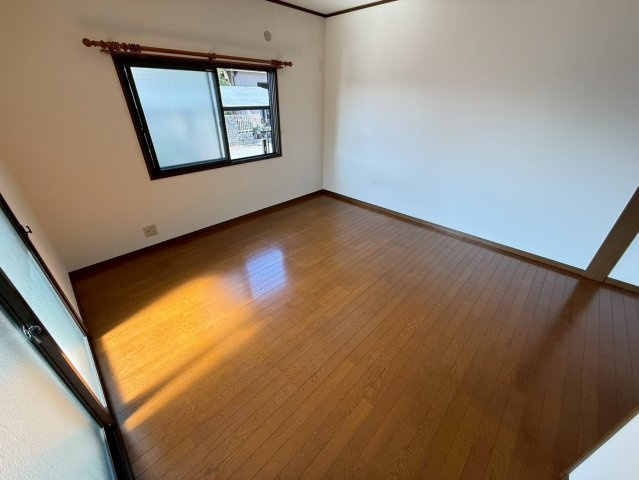 大安寺5丁目貸家の洋室