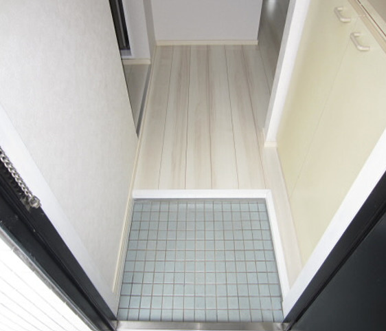 ビレッジキャッスルの玄関|※別号室参考写真です