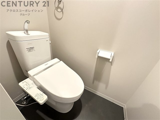 温水洗浄便座機能付きのトイレです♪