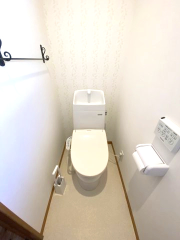 明和3丁目　中古戸建てのトイレ|２階にも温水洗浄便座トイレがあるので助かりますね。
