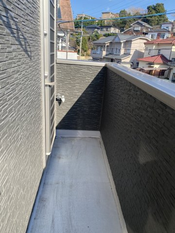 明和3丁目　中古戸建てのバルコニー|東南向きなので陽当たり良好なバルコニー。洗濯物もたっぷり干せます。