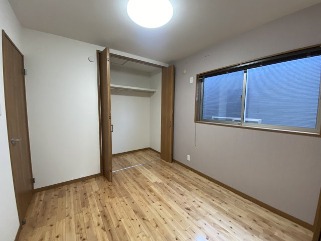 明和3丁目　中古戸建ての洋室|クローゼット収納が豊富な洋室です。子供部屋にいかがでしょうか。