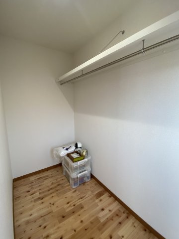 明和3丁目　中古戸建ての収納|６帖の洋室にあるウォークインクローゼットです。たくさん収納できます。