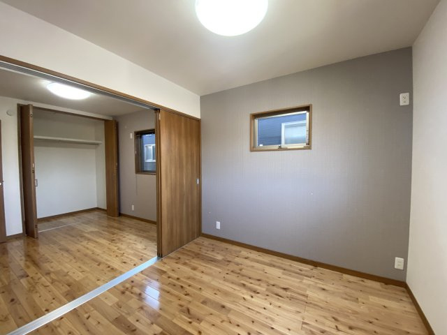 明和3丁目　中古戸建ての洋室|引戸でお部屋を仕切ることができます。