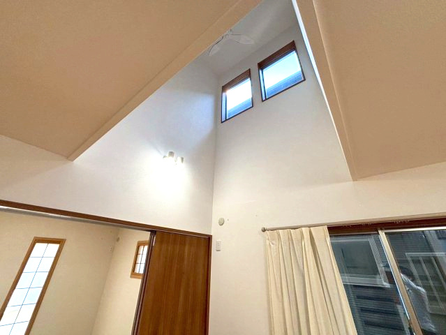 明和3丁目　中古戸建ての居間・リビング|リビングの上部には吹抜けもあり、光もたっぷり採り込めます。