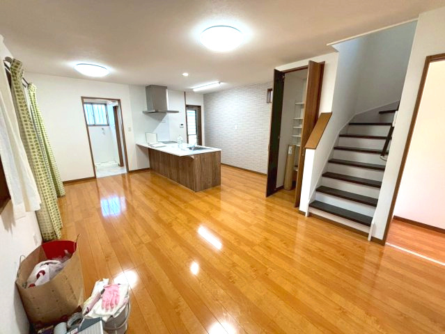 明和3丁目　中古戸建ての居間・リビング|15.5帖のLDK！リビング階段で家族の会話も弾みます。