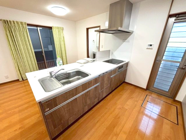 明和3丁目　中古戸建てのキッチン|ワークスペースが広いのが嬉しいシステムキッチン。食器洗浄乾燥機付き。