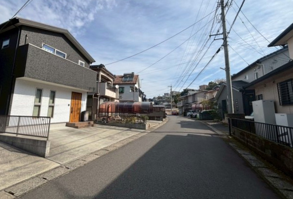 明和3丁目　中古戸建ての前面道路含む現地写真|道路との段差がなくスムーズに駐車できます。