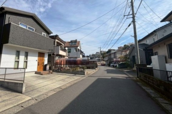 明和3丁目　中古戸建ての前面道路含む現地写真|道路との段差がなくスムーズに駐車できます。