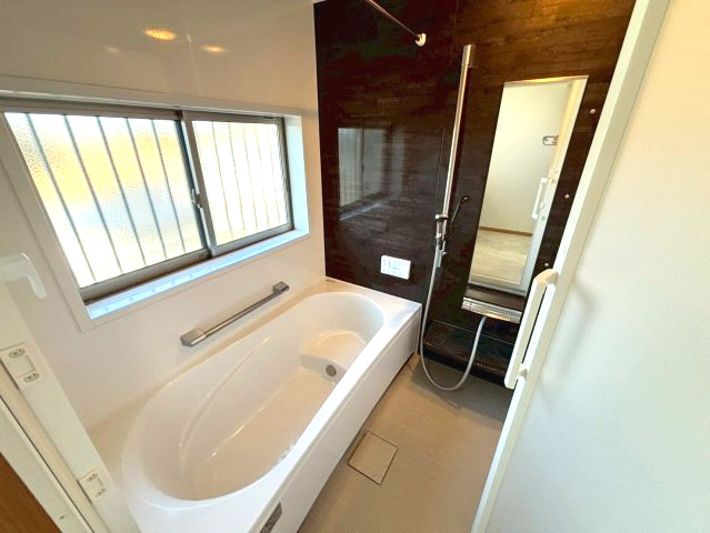明和3丁目　中古戸建ての浴室|浴室暖房乾燥機付きのバスルーム。半身浴も楽しめます。