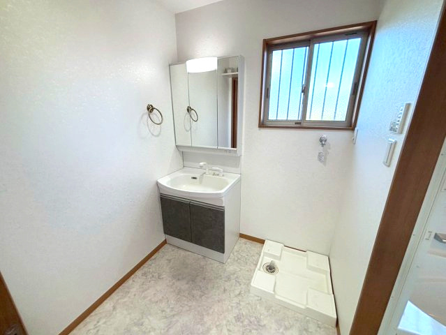 明和3丁目　中古戸建ての独立洗面台|三面鏡洗面化粧台のある洗面脱衣所です。