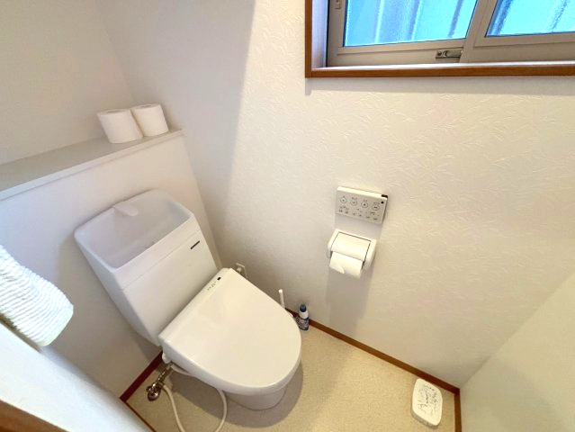 明和3丁目　中古戸建てのトイレ|１階の手洗い場付き温水洗浄便座トイレです。