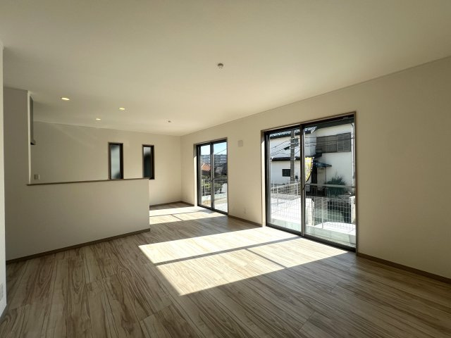 ３つの村の境で三ツ境という地名になったらしいです。そのままじゃんと思った方クリック【瀬谷区三ツ境新築戸建】の居間・リビング|ゆったり過ごせるリビングです