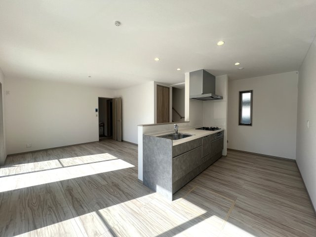 ３つの村の境で三ツ境という地名になったらしいです。そのままじゃんと思った方クリック【瀬谷区三ツ境新築戸建】の居間・リビング|こちらのリビングで趣味の時間をお楽しみください