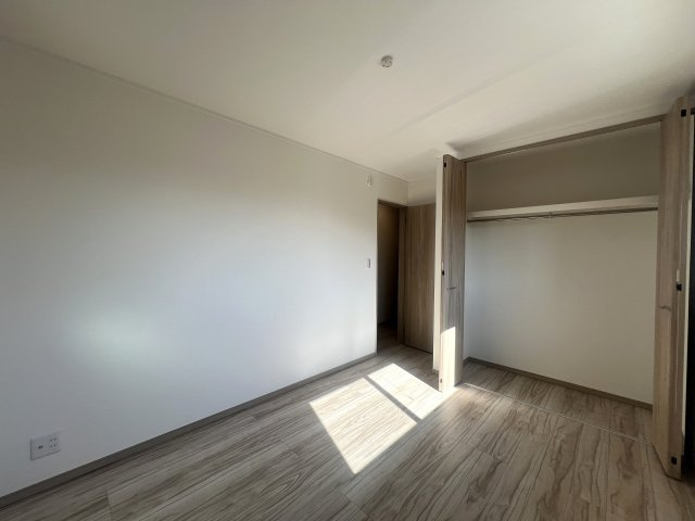 ３つの村の境で三ツ境という地名になったらしいです。そのままじゃんと思った方クリック【瀬谷区三ツ境新築戸建】の洋室|広々とした洋室です