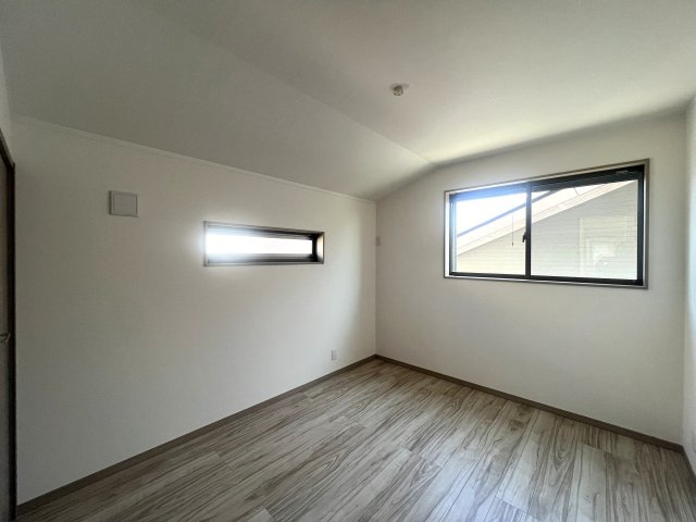 ３つの村の境で三ツ境という地名になったらしいです。そのままじゃんと思った方クリック【瀬谷区三ツ境新築戸建】の洋室|広々とした洋室です