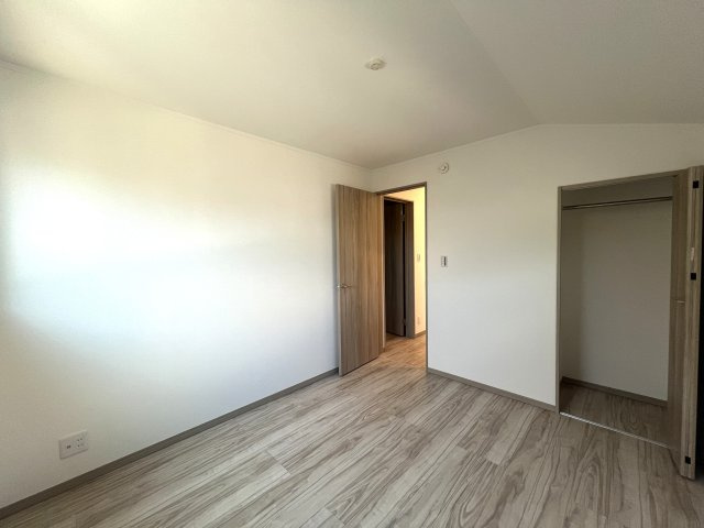 ３つの村の境で三ツ境という地名になったらしいです。そのままじゃんと思った方クリック【瀬谷区三ツ境新築戸建】の洋室|明るい洋室です