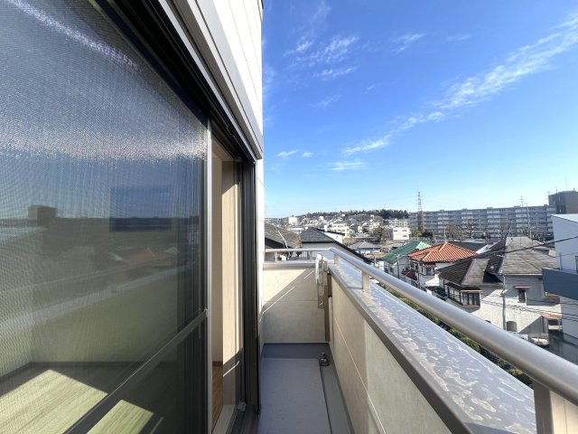 ３つの村の境で三ツ境という地名になったらしいです。そのままじゃんと思った方クリック【瀬谷区三ツ境新築戸建】のバルコニー|広々としたバルコニーです