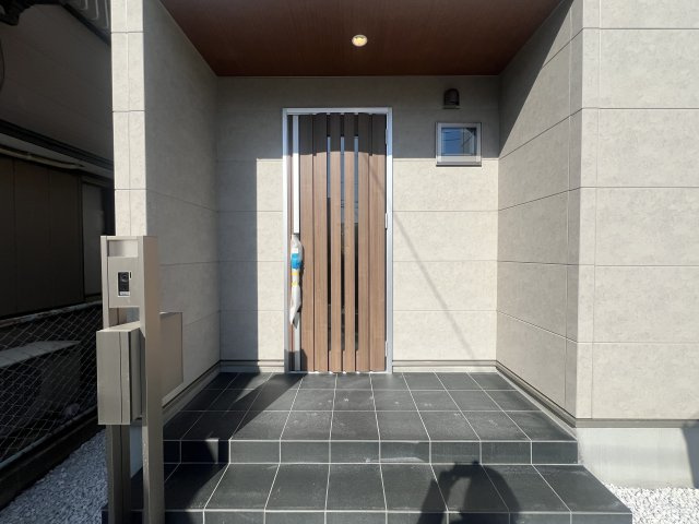 ３つの村の境で三ツ境という地名になったらしいです。そのままじゃんと思った方クリック【瀬谷区三ツ境新築戸建】の玄関|シンプルで使いやすい玄関です