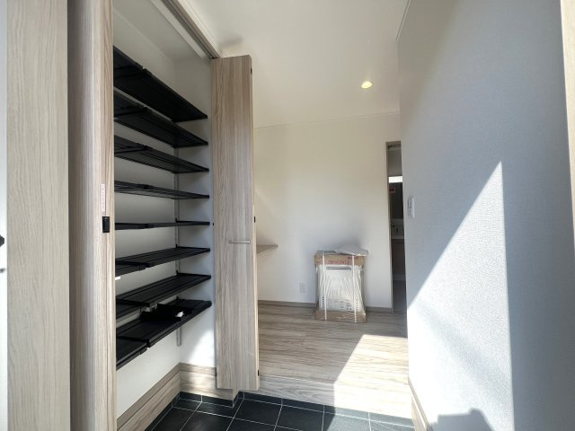 ３つの村の境で三ツ境という地名になったらしいです。そのままじゃんと思った方クリック【瀬谷区三ツ境新築戸建】の玄関|落ち着いた玄関です