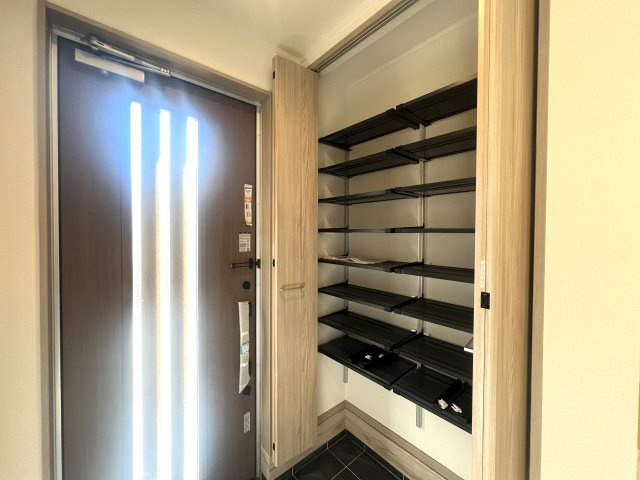 ３つの村の境で三ツ境という地名になったらしいです。そのままじゃんと思った方クリック【瀬谷区三ツ境新築戸建】の玄関|収納もある玄関です