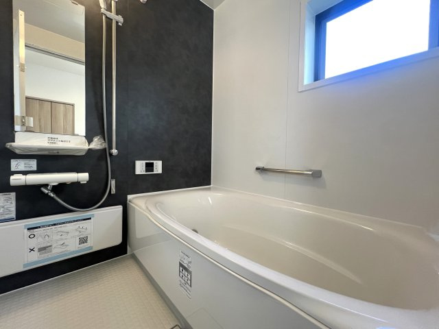 ３つの村の境で三ツ境という地名になったらしいです。そのままじゃんと思った方クリック【瀬谷区三ツ境新築戸建】の浴室|落ち着いた空間のお風呂です