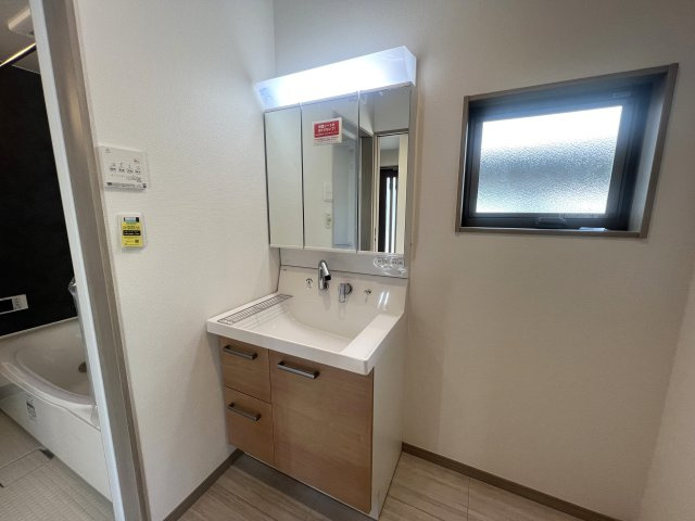 ３つの村の境で三ツ境という地名になったらしいです。そのままじゃんと思った方クリック【瀬谷区三ツ境新築戸建】の独立洗面台|朝の支度にも助かる、独立の洗髪洗面化粧台