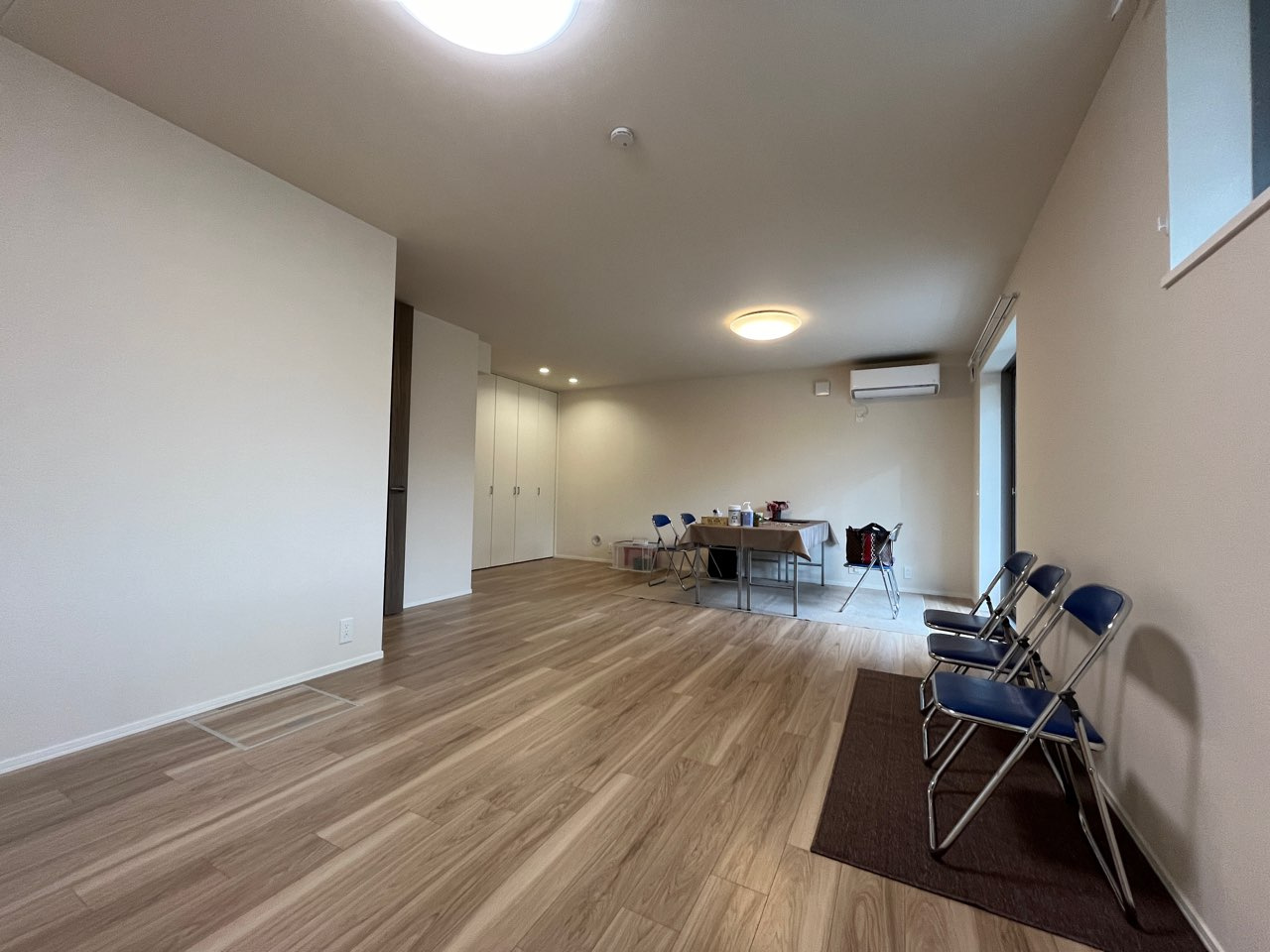 Ｅｖａ　Ｓｈｉｍｏｋｉｔａの居間・リビング