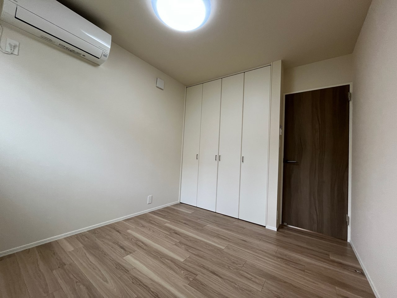 Ｅｖａ　Ｓｈｉｍｏｋｉｔａの洋室