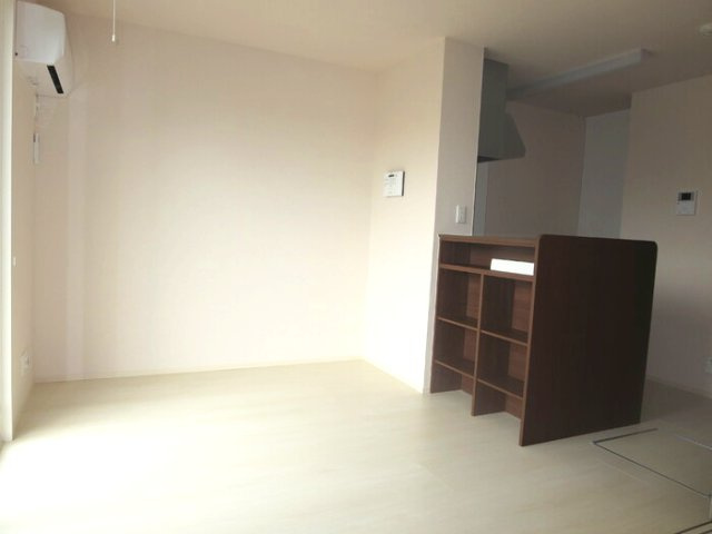 ブランピエール　サカエの居間・リビング|※反転タイプの部屋写真です