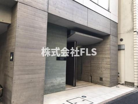 千代田区神田錦町１丁目の賃貸マンションのエントランス