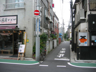 駅から物件までの曲が…まで80m