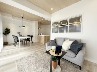 【居間・リビング】 | ワコーレアベニュー灘 | 2025年11月リノベーション済 。広めの2LDK に間取り変更、ゆとりの空間