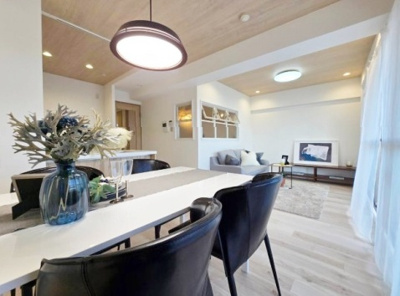 【居間・リビング】 | ワコーレアベニュー灘 | 南面バルコニーに面した明るいリビング