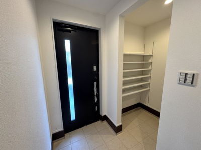 【玄関】 | 瀬谷区下瀬谷3丁目新築戸建/カースペース3台/小・中学校徒歩10分圏内/収納充実