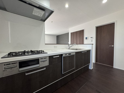 【キッチン】 | 瀬谷区下瀬谷3丁目新築戸建/カースペース3台/小・中学校徒歩10分圏内/収納充実