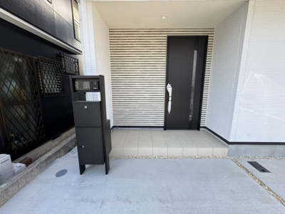 【玄関】 | 瀬谷区下瀬谷3丁目新築戸建/カースペース3台/小・中学校徒歩10分圏内/収納充実