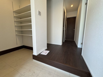 【玄関】 | 瀬谷区下瀬谷3丁目新築戸建/カースペース3台/小・中学校徒歩10分圏内/収納充実