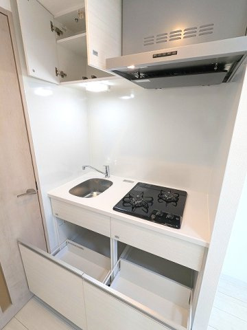グランカーサ上野松が谷の設備|ガス2口システムキッチン、瀟洒でお手入れ楽なガラストップコンロ、シンクしたの収納はスライド式で奥まですっきり収納できます