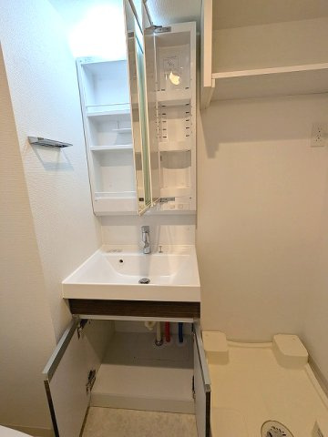 グランカーサ上野松が谷の設備|洗面脱衣室、2面鏡付・ハンドシャワー付洗面台です