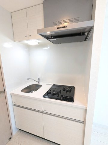 グランカーサ上野松が谷のキッチン|ガス2口システムキッチン、瀟洒でお手入れ楽なガラストップコンロ、シンクしたの収納はスライド式で奥まですっきり収納できます