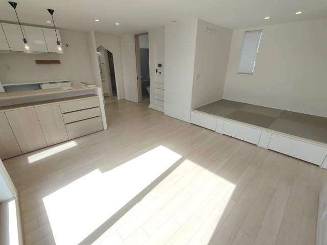 筑西市井上　築浅二世帯住宅の居間・リビング|〇2階　リビング〇
リビングにある小上がりの畳スペース。くつろぎの空間♪お子様のプレイルームとしても活用いただけます（＾＾）
2026年2月撮影