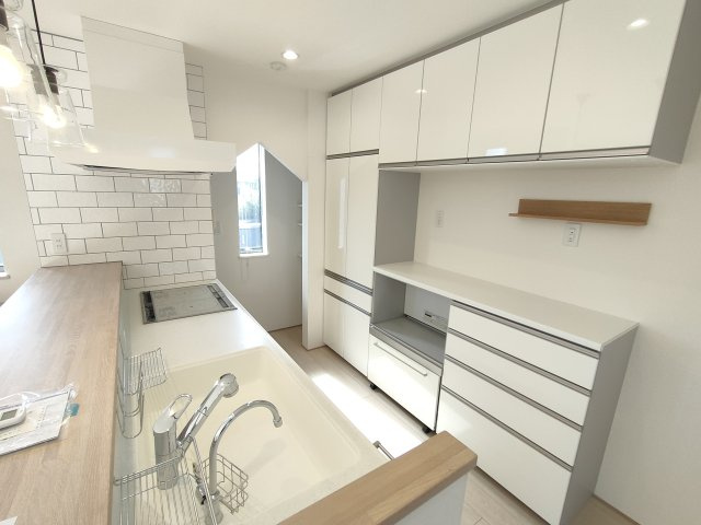 筑西市井上　築浅二世帯住宅のキッチン|〇2階　キッチン〇
自然光で明るい対面キッチン♪広々しているので、ご夫婦で会話を楽しみながらお料理をすることができます。
2026年2月撮影