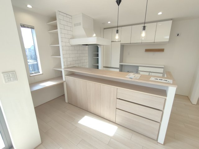 筑西市井上　築浅二世帯住宅の居間・リビング|〇2階　リビング〇
カウンター収納付き♪たっぷりの収納ペースでリビングをスッキリさせることができます。
2026年2月撮影