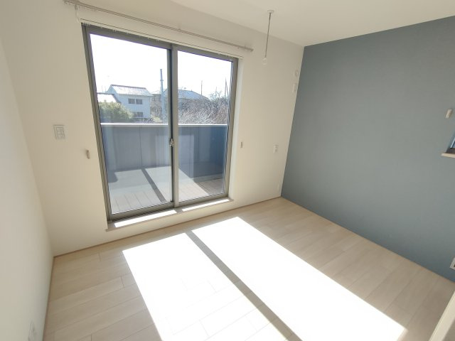 筑西市井上　築浅二世帯住宅の洋室|〇2階洋室　6帖〇
南向きの2階洋室。日差しが注ぎ、心地よい空間です♪
2026年2月撮影