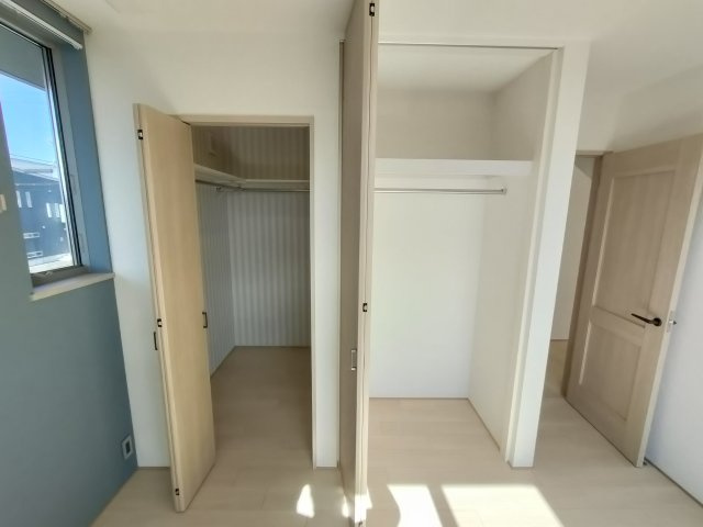 筑西市井上　築浅二世帯住宅の収納|〇2階洋室　クローゼット〇
こちらのお部屋にはクローゼットが２ヶ所ございます♪たっぷりの収納スペースで住空間もスッキリ広々します！
2026年2月撮影