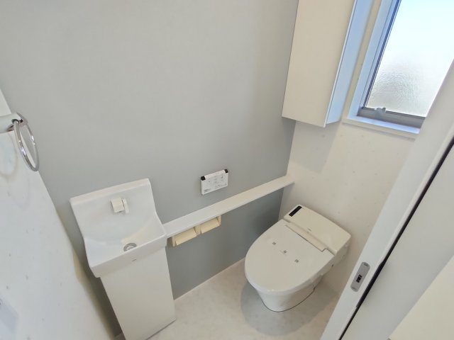 筑西市井上　築浅二世帯住宅のトイレ|〇2階　トイレ〇
コンパクトでスタイリッシュなタンクレストイレ！温水洗浄便座です♪
2026年2月撮影