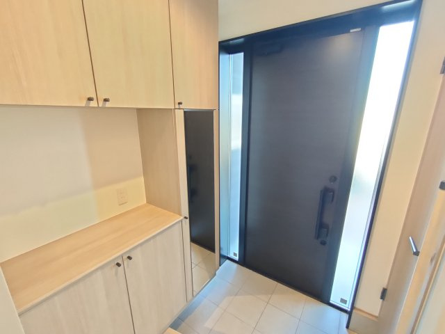 筑西市井上　築浅二世帯住宅の玄関|〇玄関〇
木の温もりを感じる明るい玄関（＾＾）玄関収納の扉は姿見になっております。お出かけ前の身だしなみチェックもばっちりです♪
2026年2月撮影