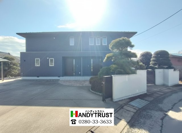 筑西市井上　築浅二世帯住宅の外観|7LDK、築浅二世帯住宅♪カースペース3台以上駐車可！カーポート付きです（＾＾）
2026年2月撮影