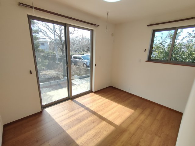 筑西市井上　築浅二世帯住宅の洋室|〇1階　和室　6帖〇
窓から明るい日差しが差し込みます♪
2026年2月撮影